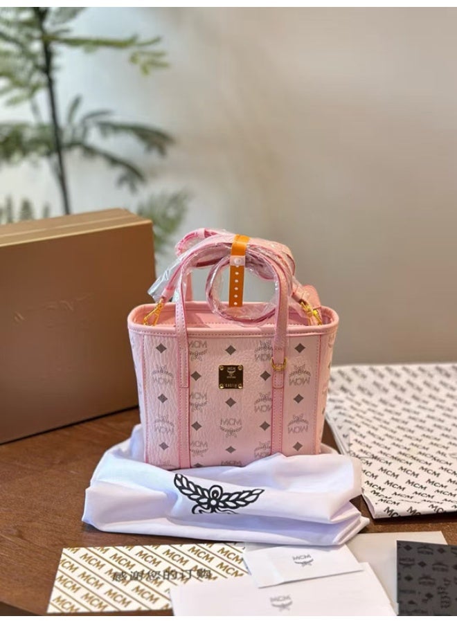 حقيبة توت صغيرة مصنوعة من جلد طبيعي ذو جودة عالية، تحمل علامة MCM، بتصميم تقليدي مزخرف.